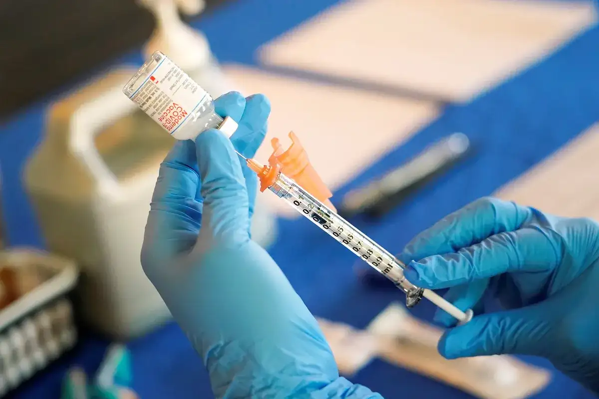 Consiste en la recombinación de las subvariantes LF.7 y LP.8.1.2 de Ómicron