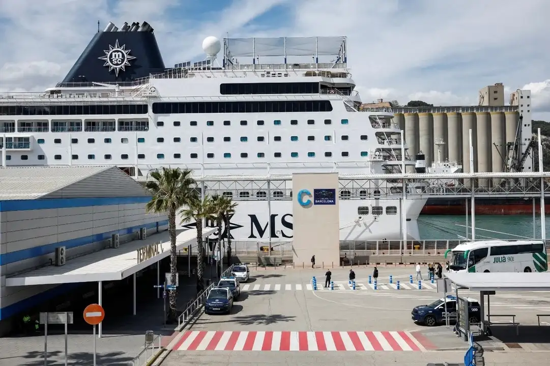 El crucero permanecía varado en Barcelona.