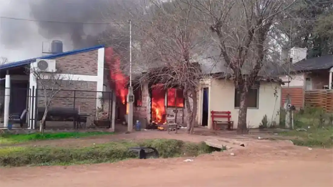 Un niño de 4 años jugaba con fuego y generó el incendio de una vivienda