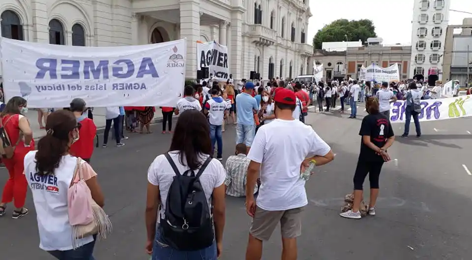 Volvió la carpa blanca para reclamar por los salarios docentes