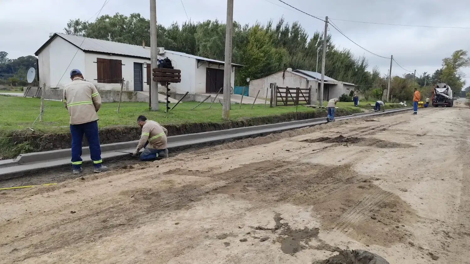 Las obras de cordón cuneta en María Ignacia Vela estuvo a cargo de la Cooperativa Vial.
