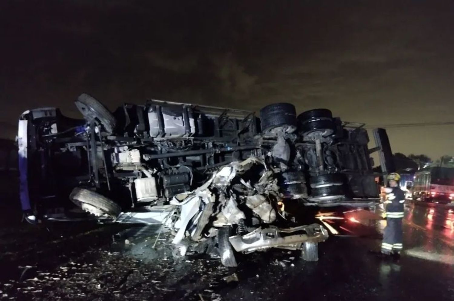 El cuerpo de bomberos de La Plata debió trabajar varias horas para rescatar el cuerpo del hombre.