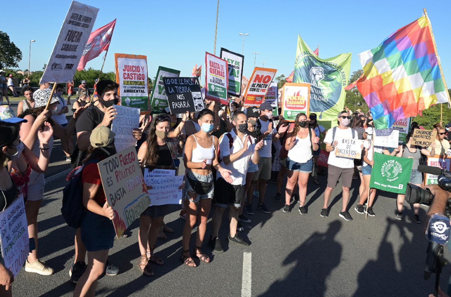 Ambientalistas se manifestaron en el puente Rosario-Victoria en protesta de las quemas a las islas y a favor de la Ley de Humedales