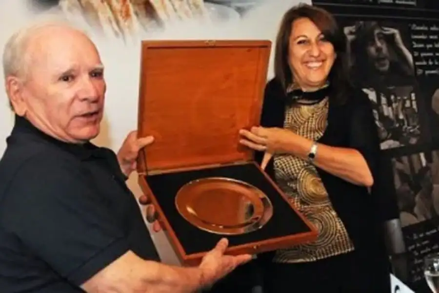 En 2014, la por entonces intendenta Mónica Fein le entrega a Rubén Ramírez una plaqueta. Fue por una idea del ex concejal Carlos Comi quien propuso declarar al carlito patrimonio cultural de la ciudad.