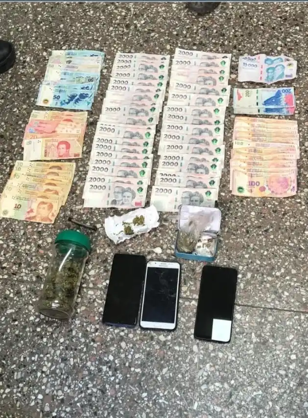 Se secuestraron 92110 pesos, más de 18 gramos de marihuana y 0.1 gramos de cocaína.