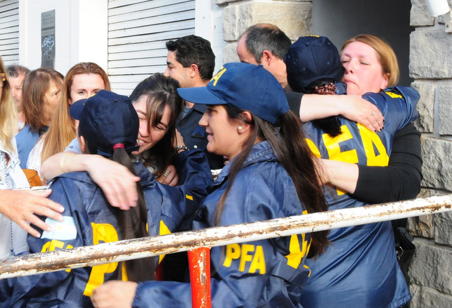 Un grupo de personas se manifestó en la Policía Federal en repudio a lo sucedido