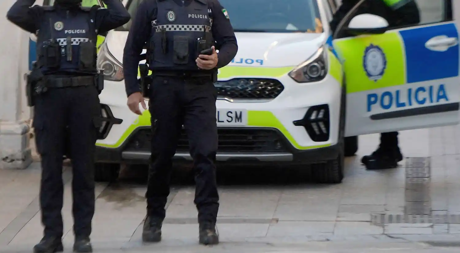 Preocupados por sus hijos, los padres se agolparon esta mañana en las puertas del establecimiento educativo
