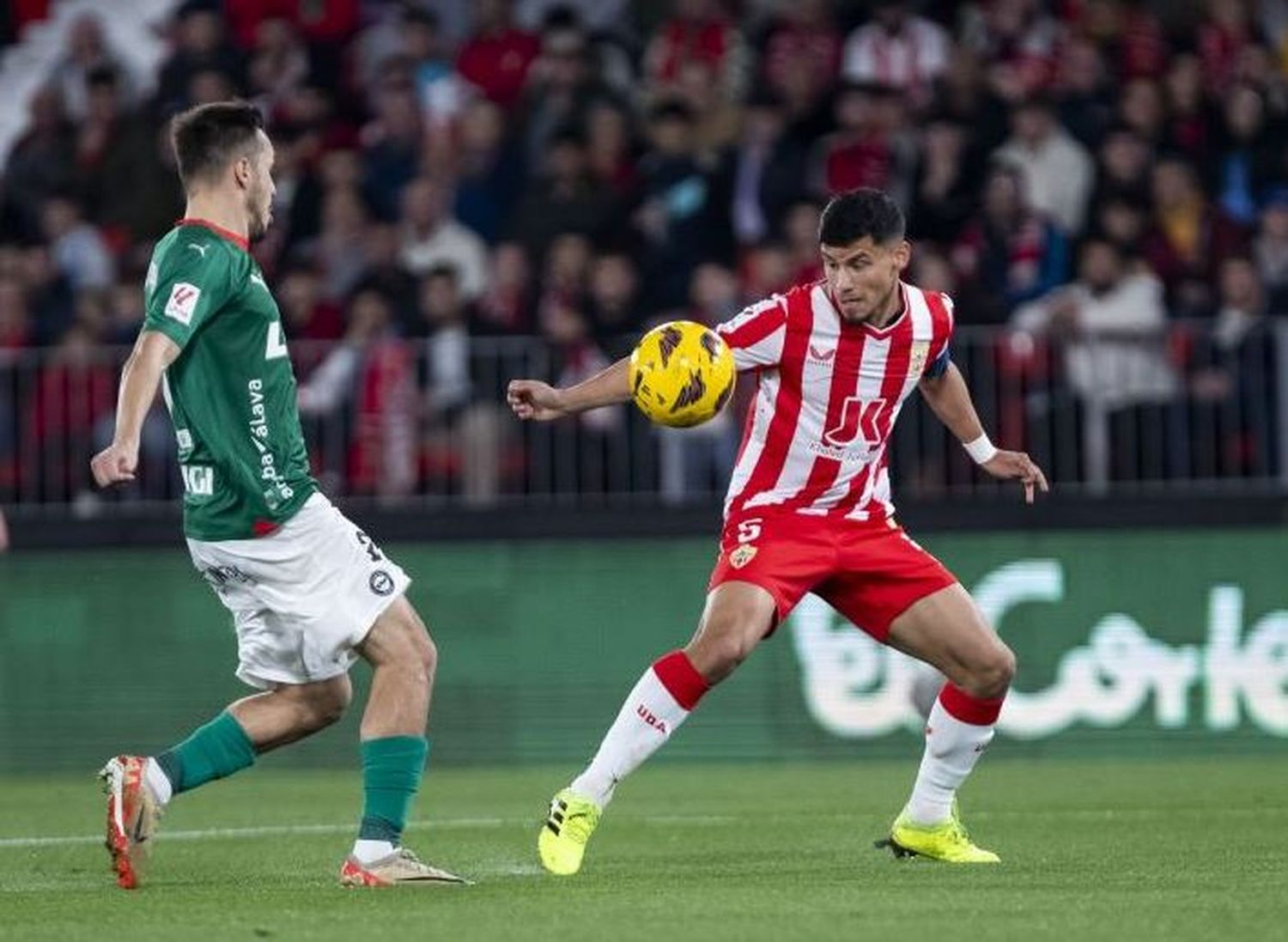 Alavés goleó a Almería