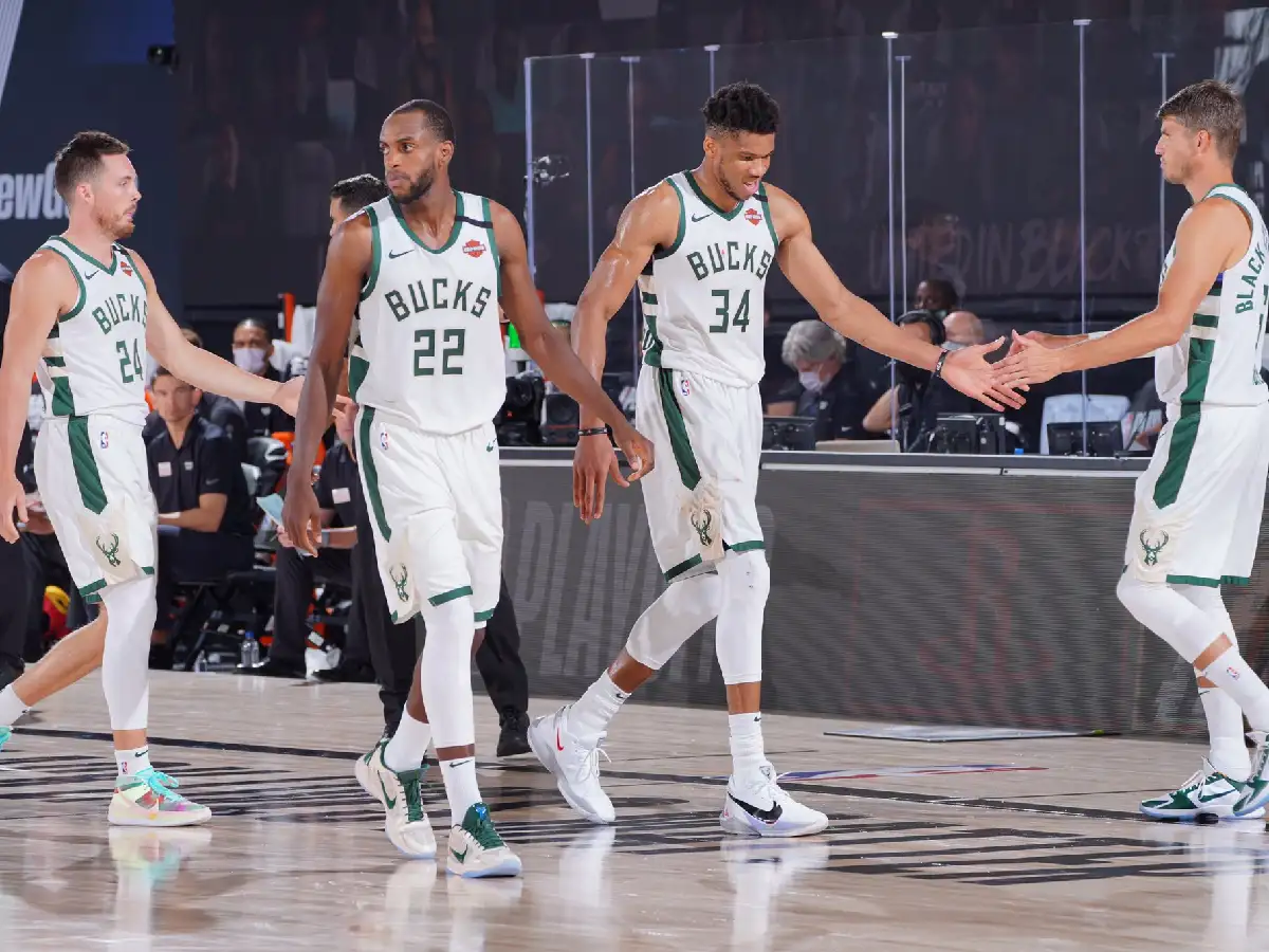NBA: Milwaukee Bucks ganó y sigue con vida