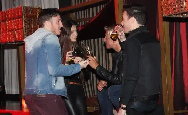 Maxi López, con amigos y una bella morocha en una disco de Puerto Madero