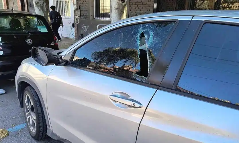 Mujer destrozó los vidrios de dos autos estacionados en el centro de Pilar