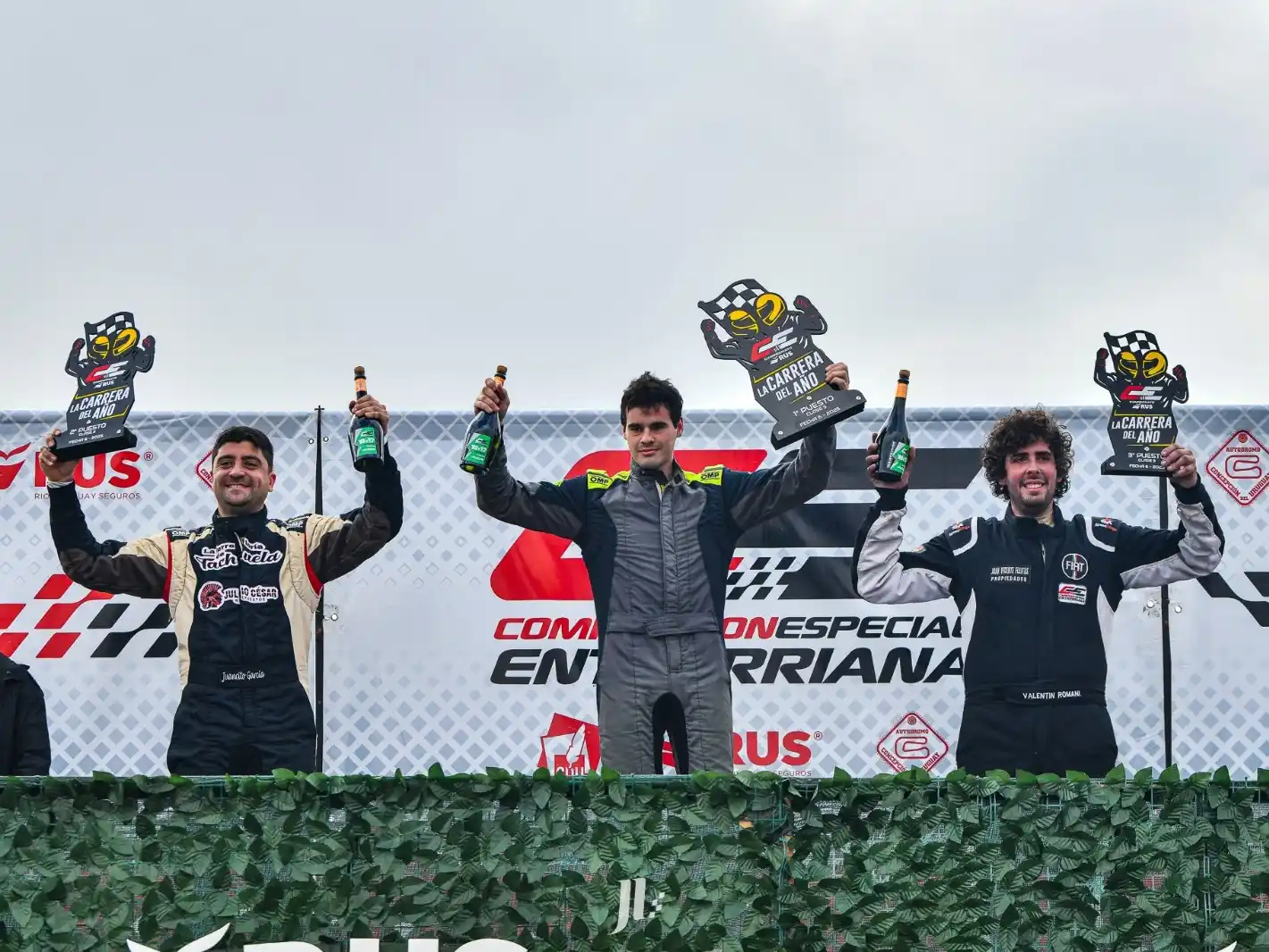 Valentin Romani en el tercer escalón del podio entre los pilotos titulares