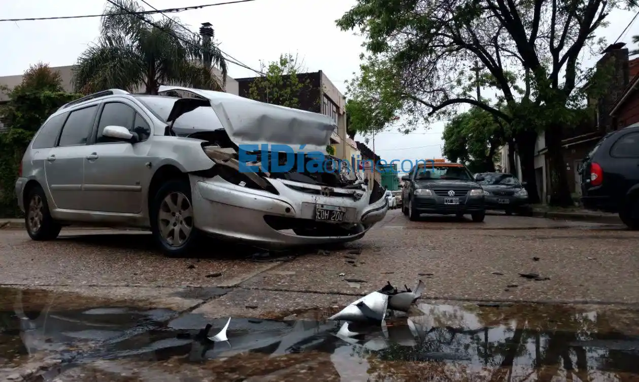 Fuerte choque en una esquina céntrica entre un camión y un auto