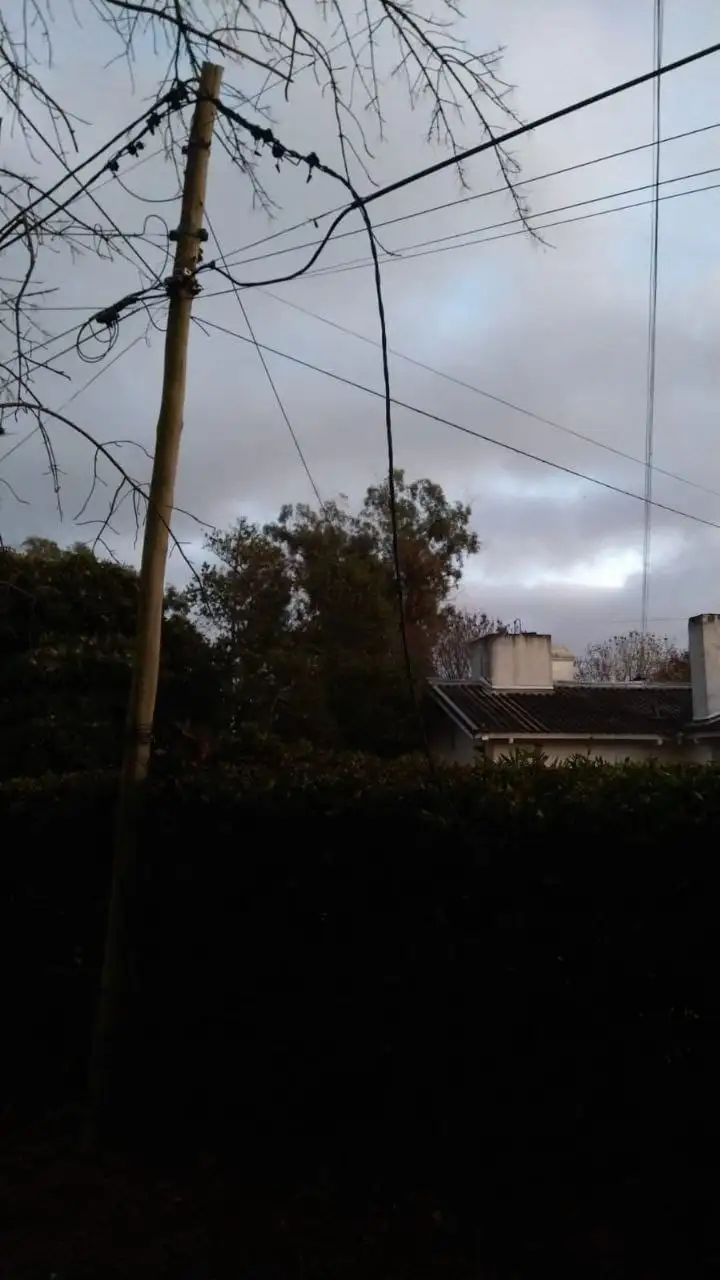 Dos casas del barrio de Suboficiales de avenida Lunghi quedaron sin servicio.