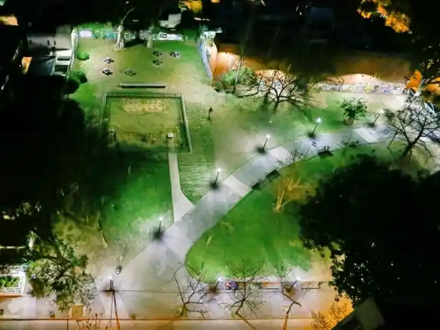 Plazas rosarinas ya cuentan con tecnología led