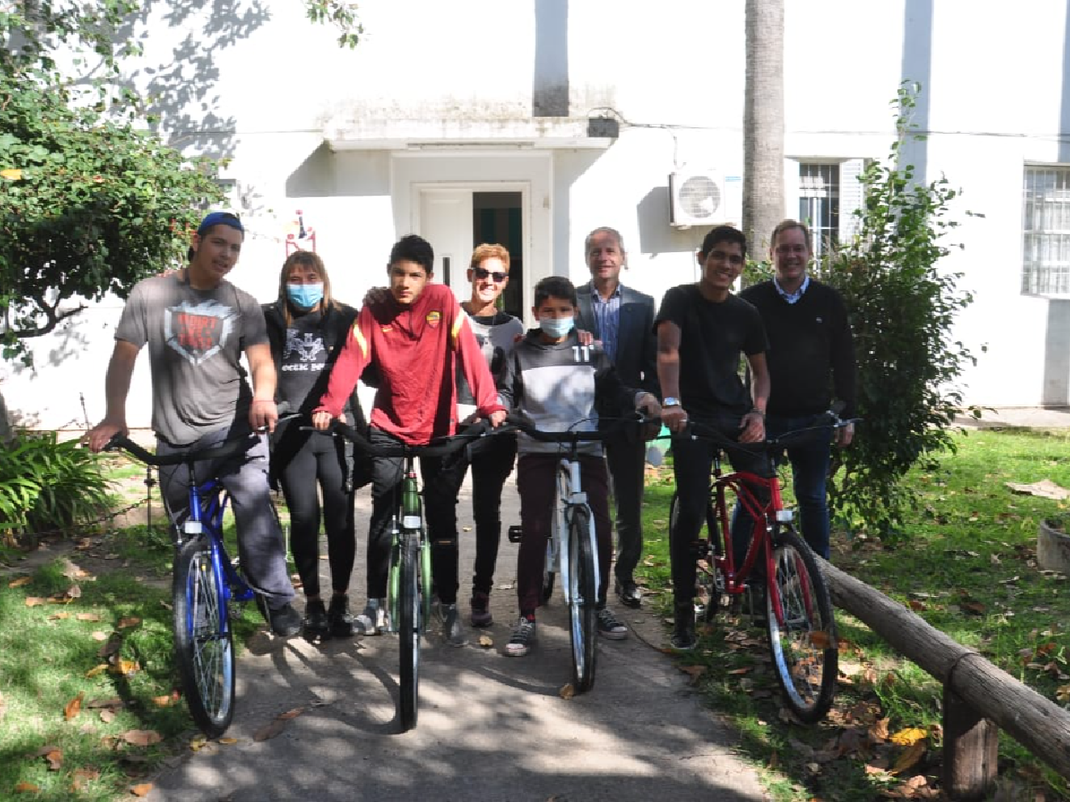 Bernarte entregó bicicletas a la Residencia Infanto Juvenil de Varones