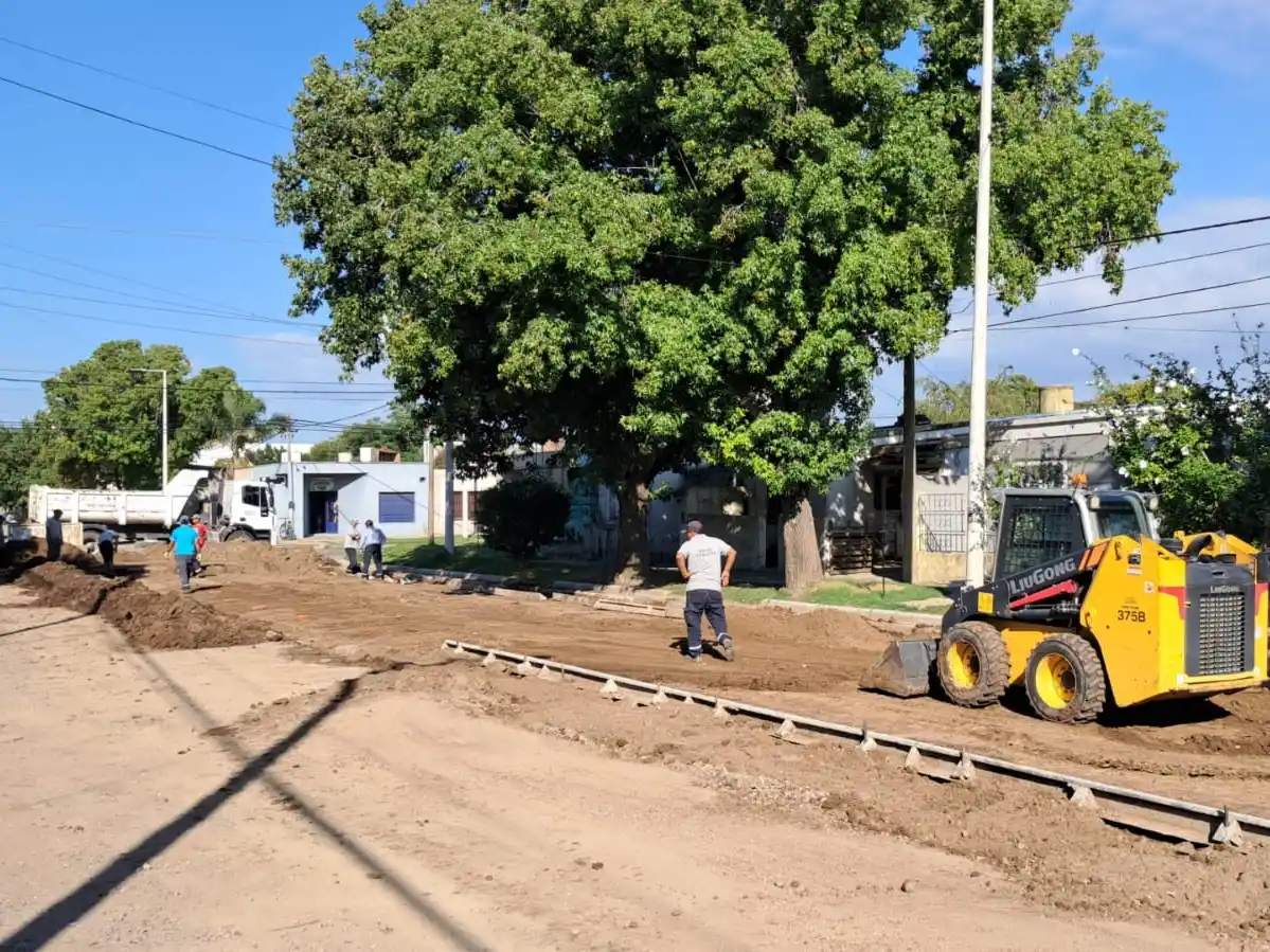 Empieza el movimiento de suelo para una nueva cuadra de pavimento.