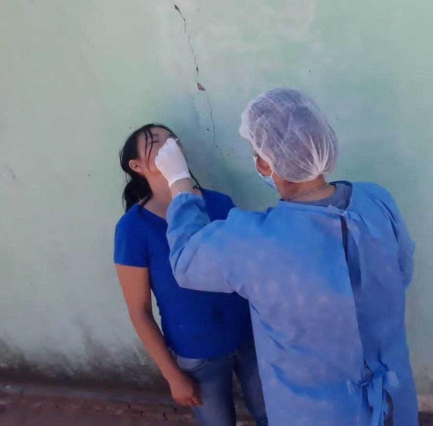 Mediante hisopados sostienen la vigilancia epidemiológica en comunidades del interior