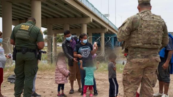 PARA EVITAR EL CRUCE DE MIGRANTES: EE.UU. enviará 1.500 militares a frontera con México