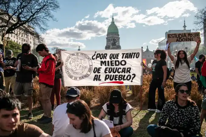 Universitarios marchan contra el veto y alertan: "Los recortes tienen impacto fuerte entre los estudiantes bonaerenses"