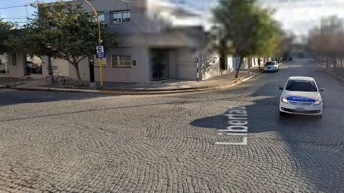 Un motociclista sufrió una fractura en la pierna tras chocar con un auto