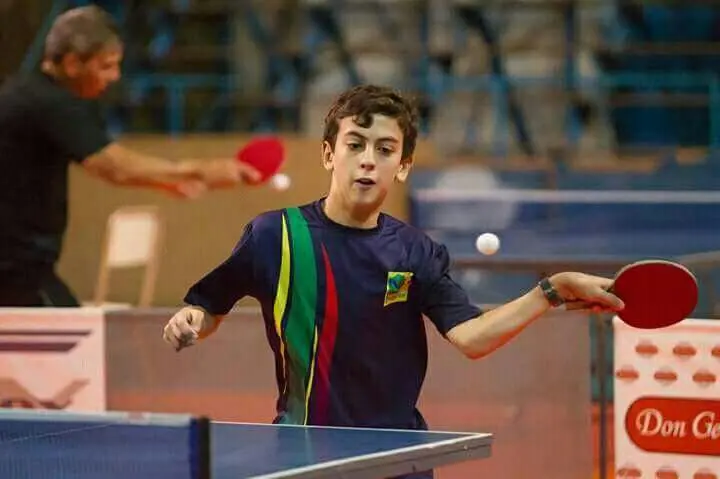 Título y ascensos en tenis de mesa