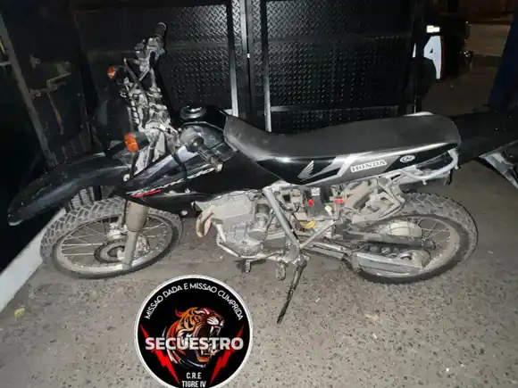 Persecución policial en zona noroeste: detuvieron a un motociclista que circulaba con la patente adulterada