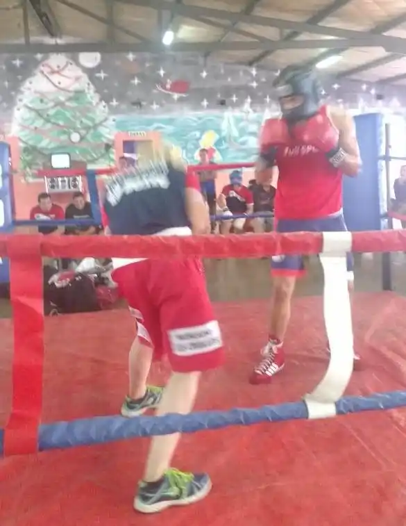 Ferro brindó una exhibición de boxeo en el penal de Barker
