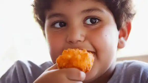 Un estudio advirtió que comer en exceso en la primera infancia puede ser señal de problemas de ansiedad e hiperactividad