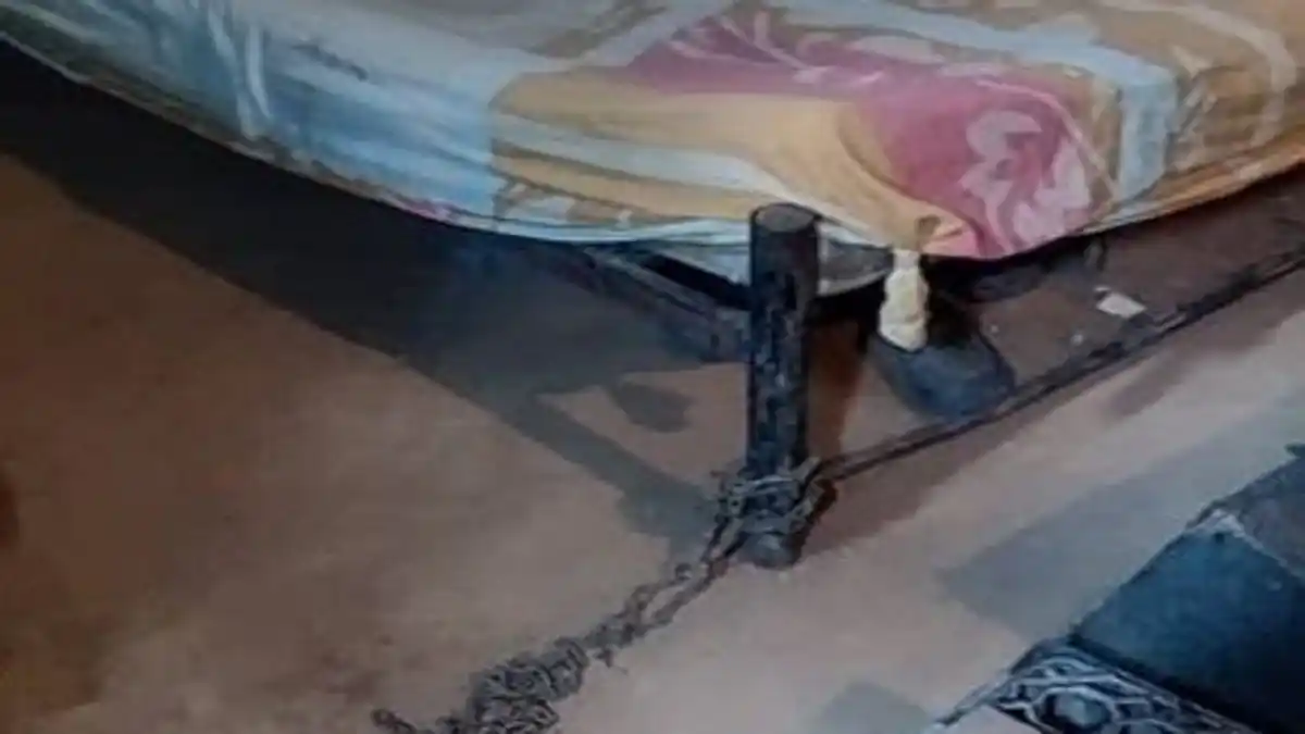 MADRE DESNATURALIZADA mantenía encadenado a su hijo: está detenida junto con la pareja