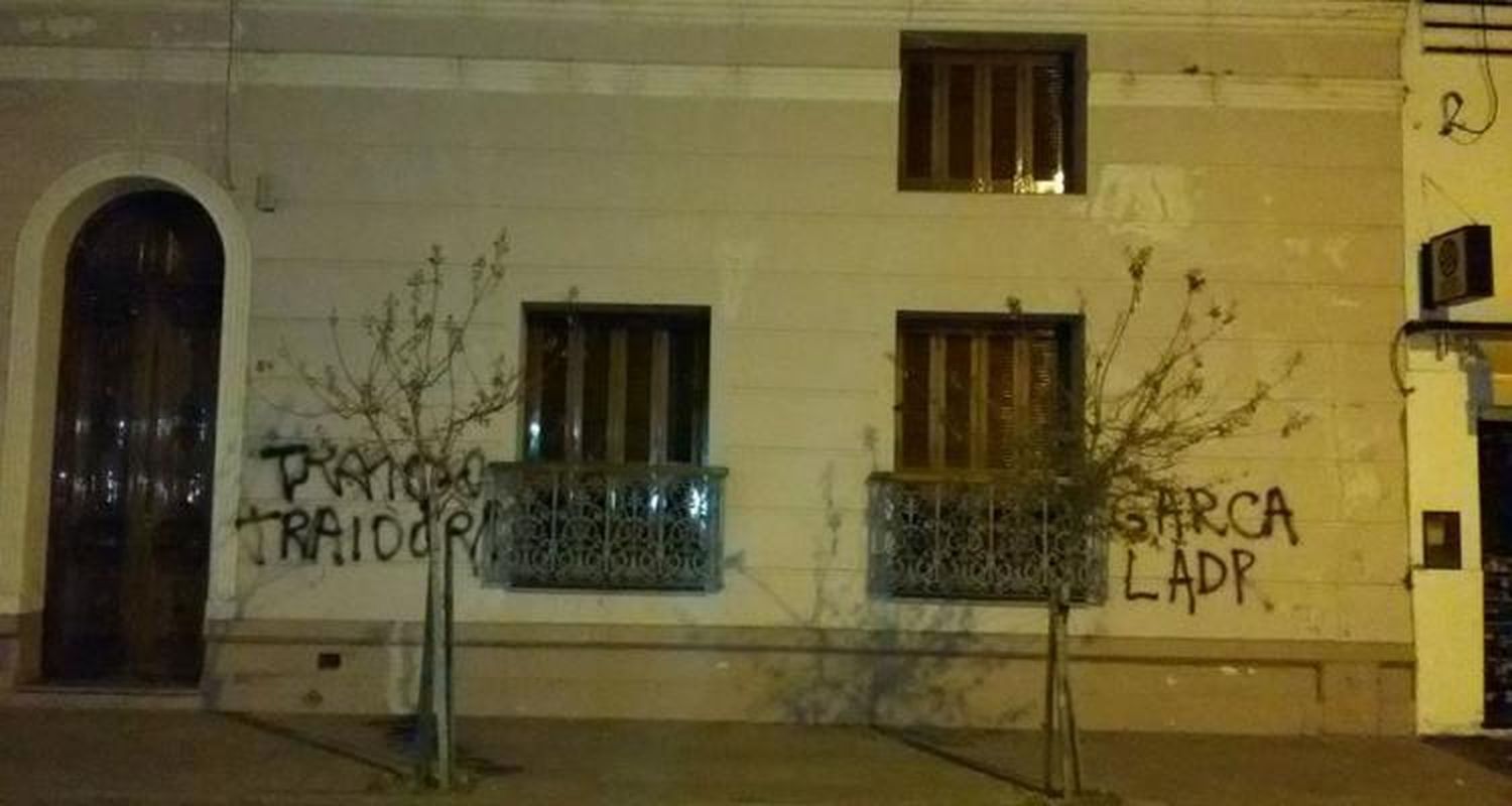 Elecciones: Empezó la campaña sucia con la casa de Pángaro y sus locales