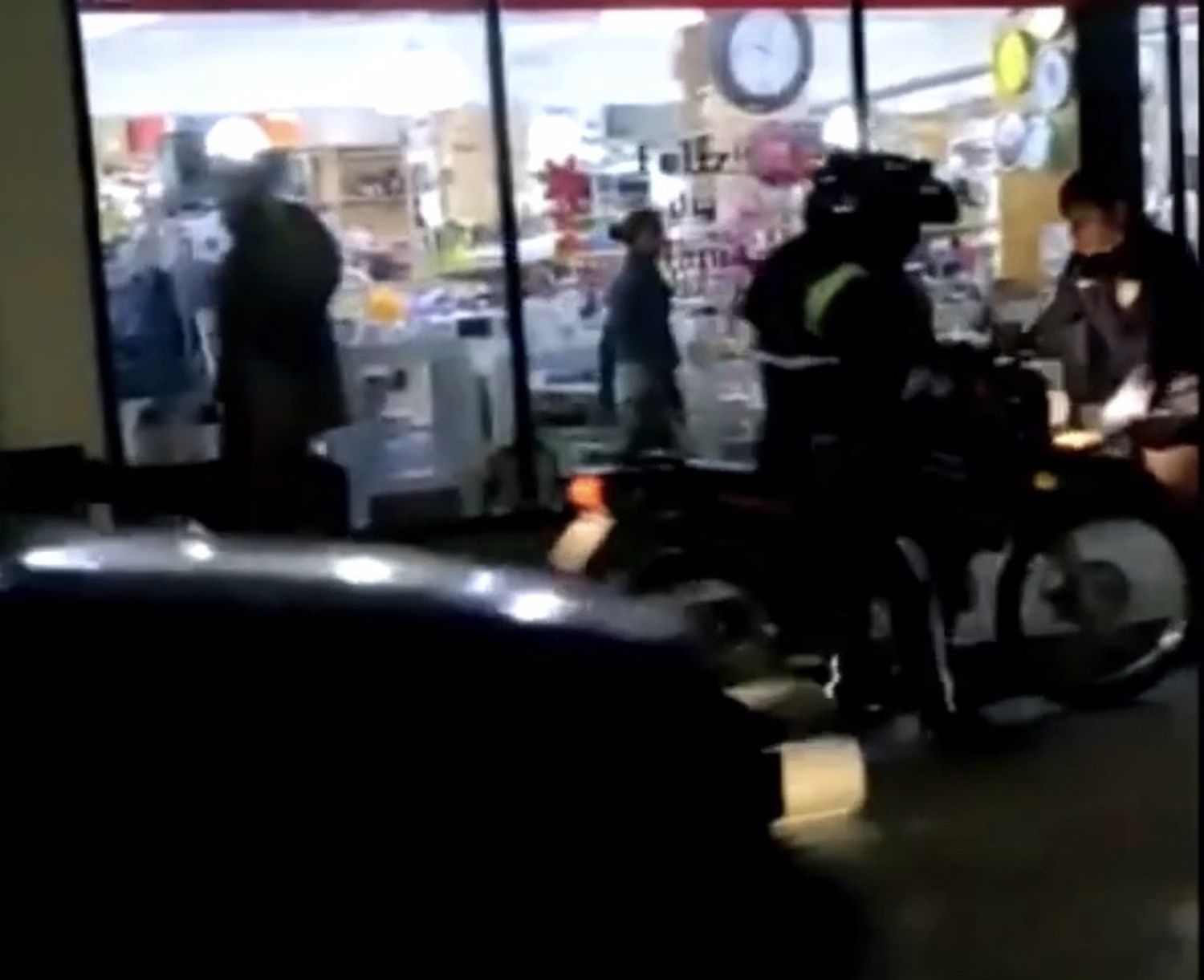 Tras discutir con un infractor, un agente de tránsito intentó atropellarlo
