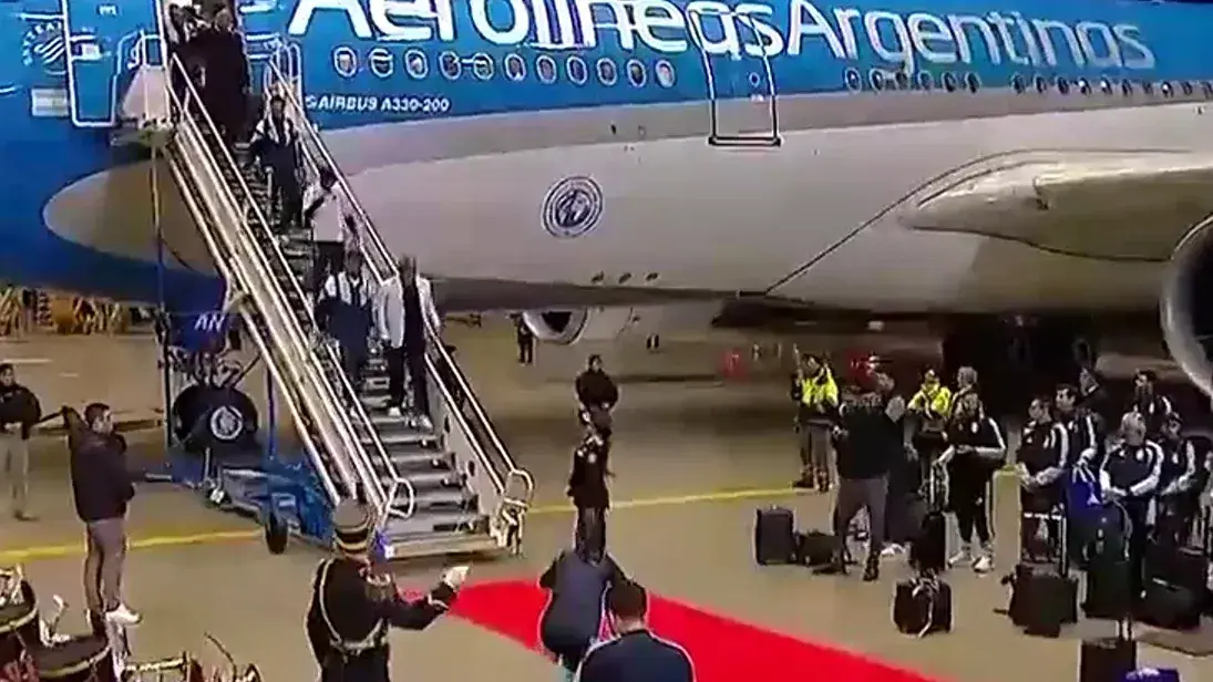 La Selección argentina regresó al país tras el Mundial y fue recibida con honores en Ezeiza