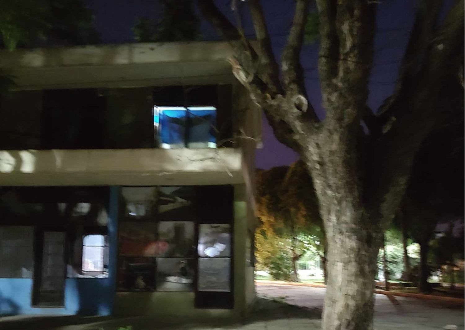 Vieja terminal: los ocupas ya tienen luz propia y hay temor entre los vecinos