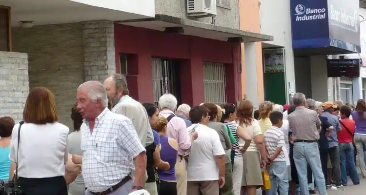 Separaron a un cajero y al gerente del Banco Industrial