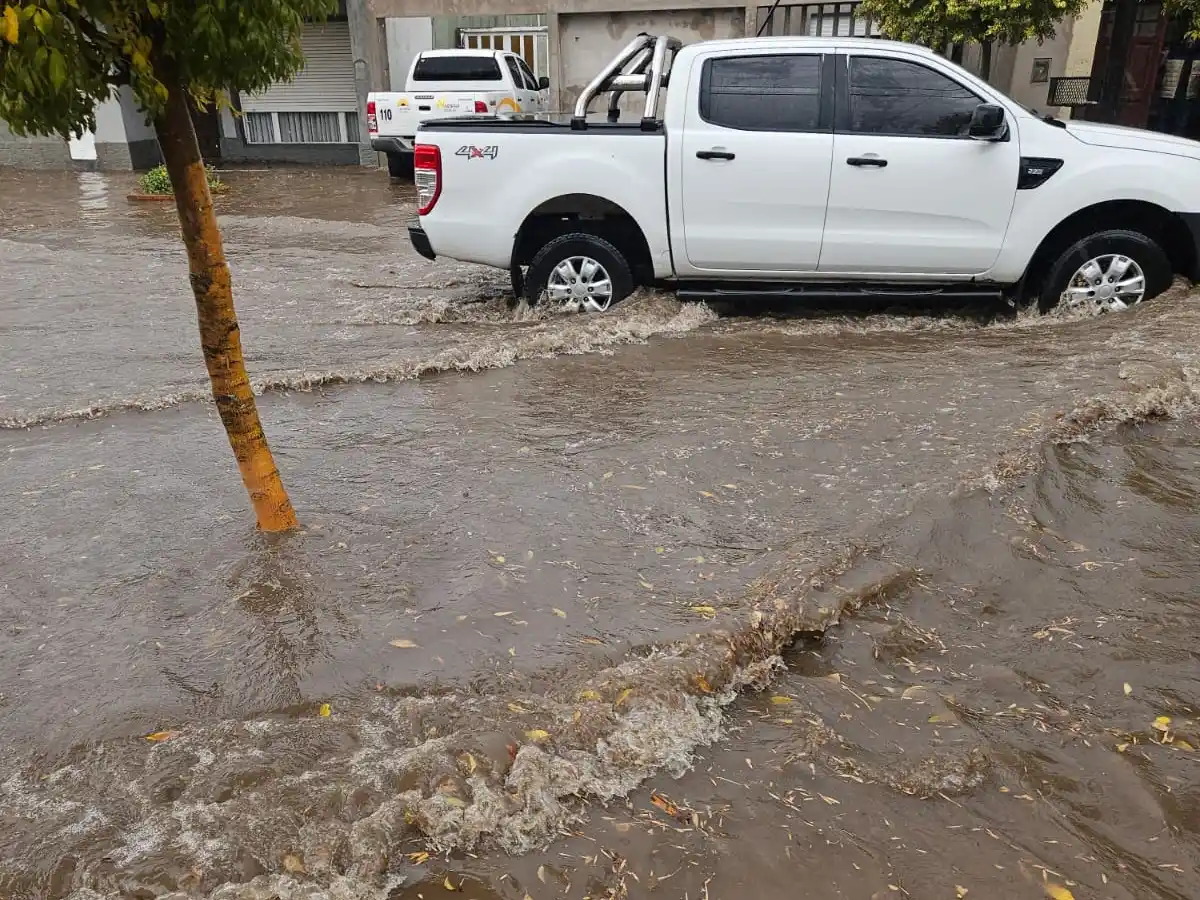 En Sebastián Costa, en la cuadra del 900 al 1000, se formaban olas por el paso de los vehículos. Por esa razón, la cerraron al tránsito hasta que bajó el nivel del agua