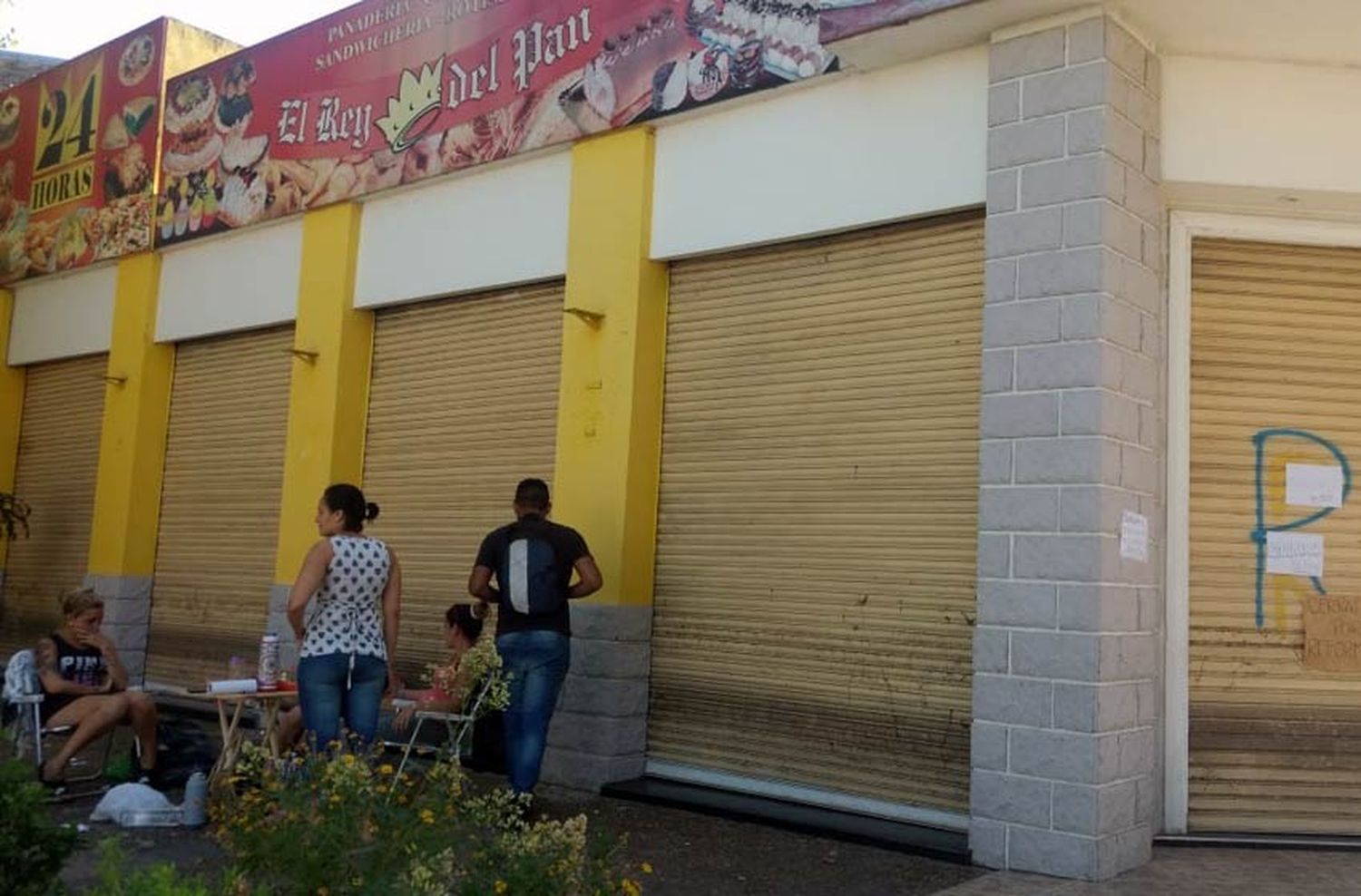Acampan los trabajadores en la puerta de la panadería que cerró en Rondeau al 2800