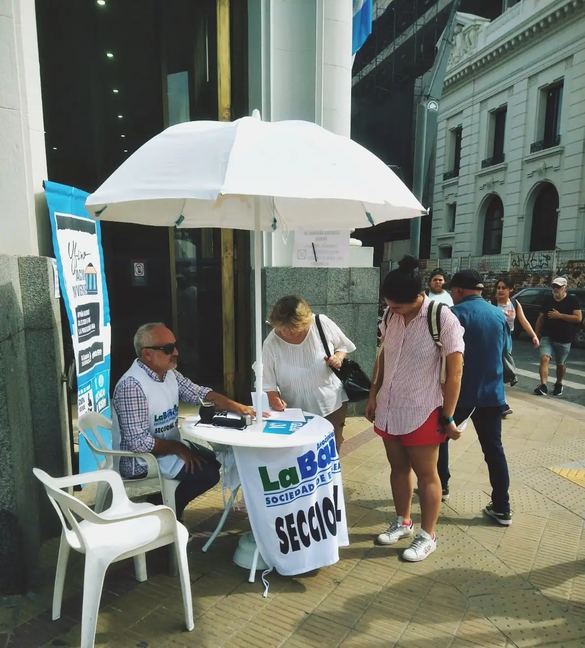 En Tandil los bancarios lograron la adhesión de 3 mil vecinos que sumaron su firma a la campaña en contra de la privatización del Banco Nación.
