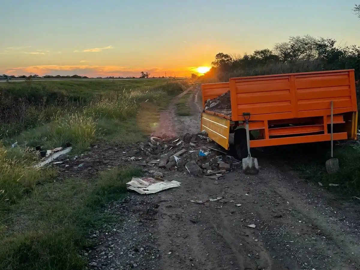 Infraganti. Arrojaban escombros y los descubrieron.
