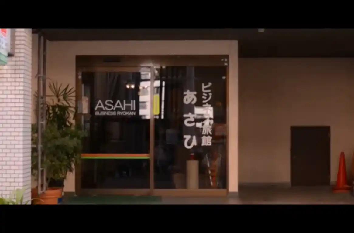 Un hotel ofrece habitaciones por un dólar, pero con una condición…