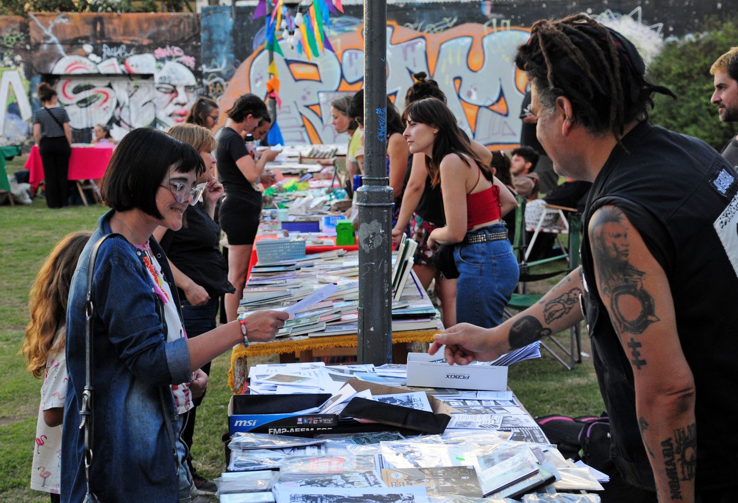 Asi fue la "Feria de Fanzines" que se realizó este sábado en la Plaza de las Artes