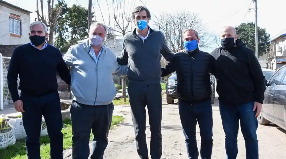 Interna de Juntos: El senador Bullrich se mostró con precandidatos de Manes luego de decir que apoya a Santilli