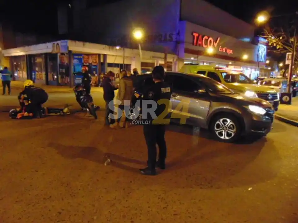 Dos lesionadas por accidente de moto y auto en el centro de Venado