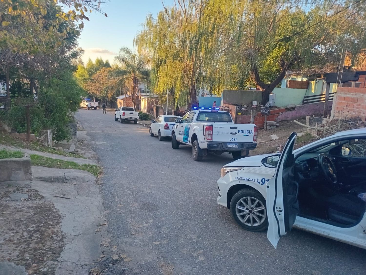 Los allanamientos tuvieron lugar en la Bajada de Chaves, a metros del establecimiento educativo.