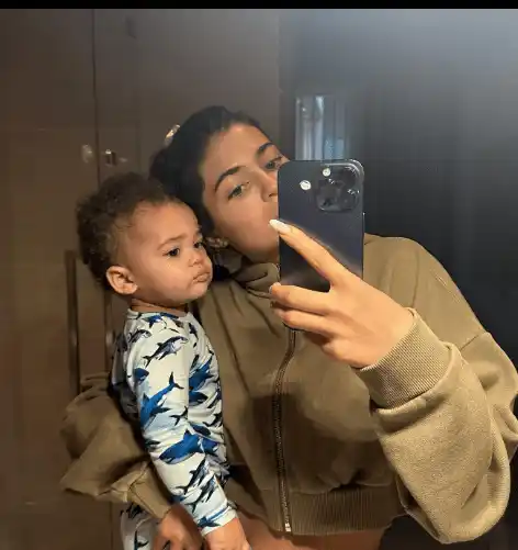 Kylie Jenner y su pequeño. Foto Instagram