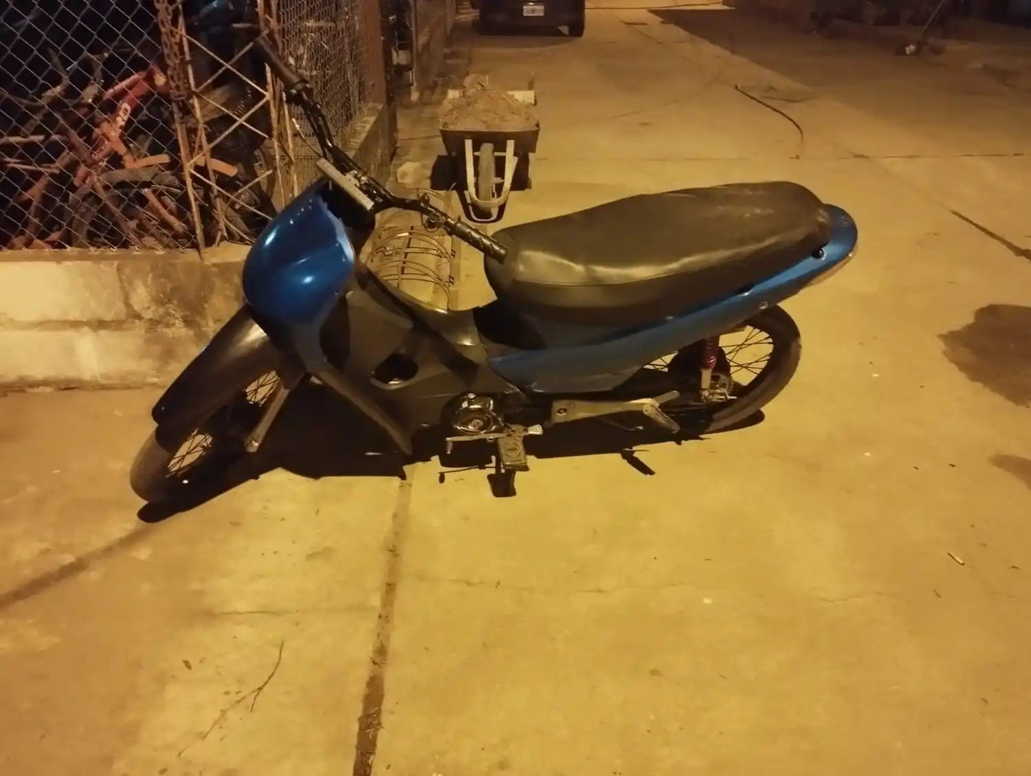 La moto en la que circulaba el joven que fue detenido.