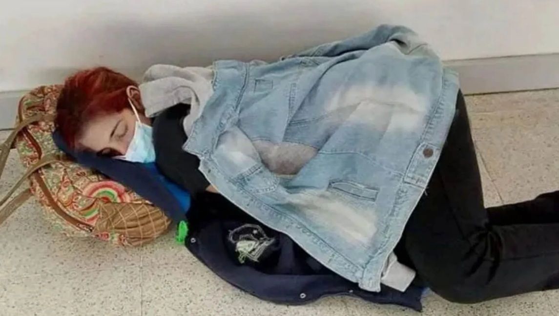 Una joven murió por Covid esperando por una cama en el pasillo de un hospital