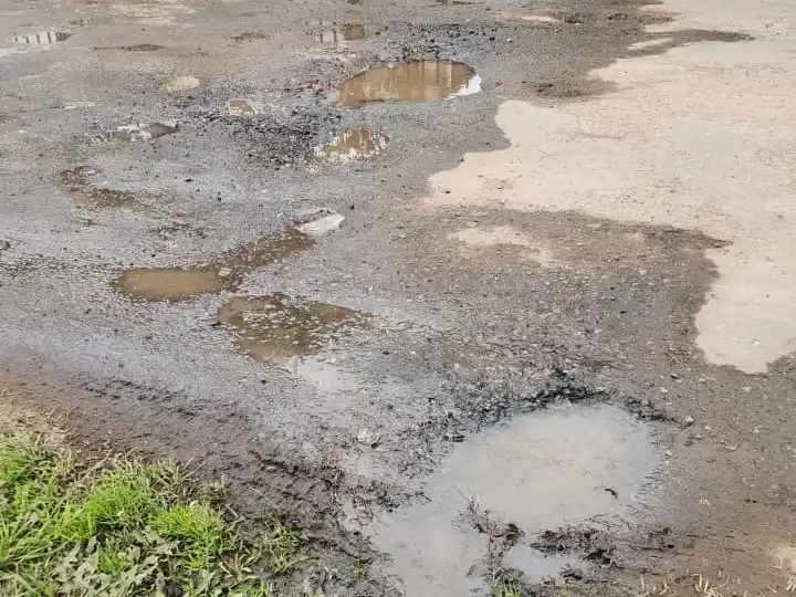 Quejas de vecinos por calles rotas en Miguel Porta al 1600