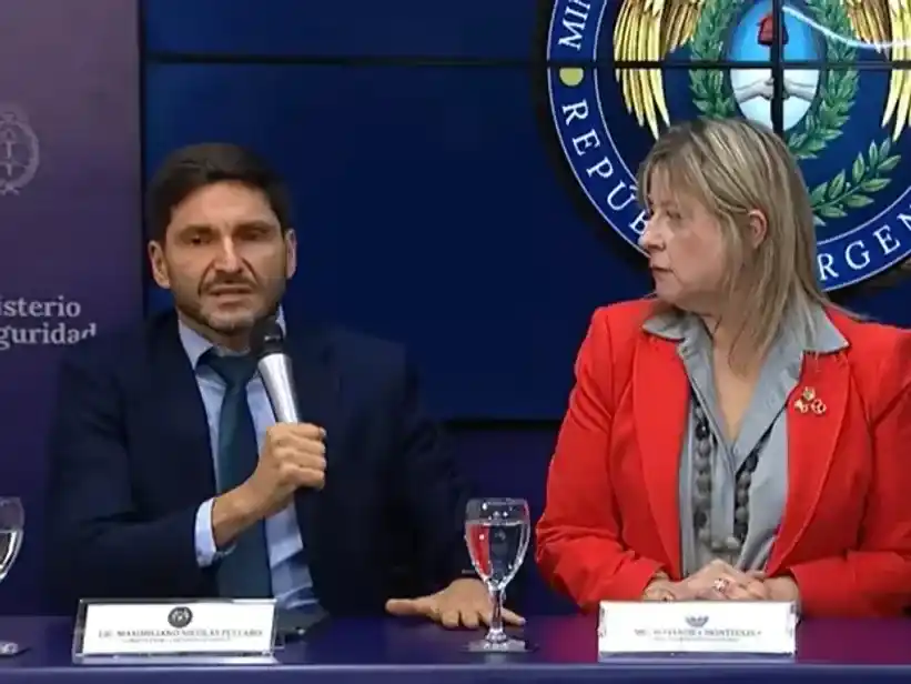 Alejandra Monteoliva junto al gobernador de Santa Fe, Maximiliano Pullaro.