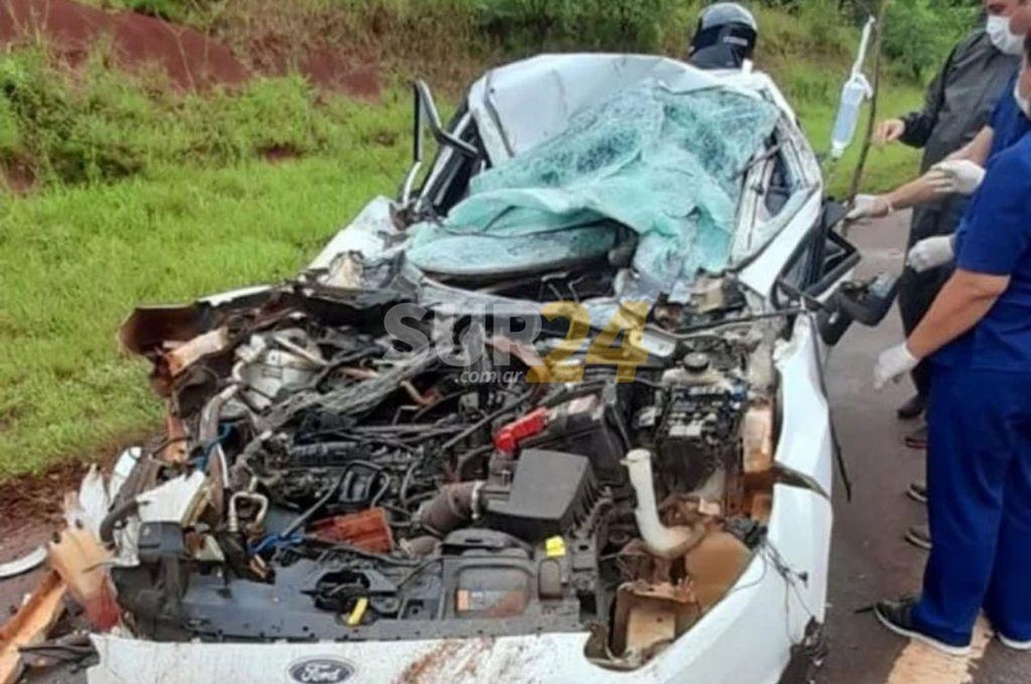 Impactante: automovilista atrapado en su vehículo tras colisionar contra un camión en la Ruta 12